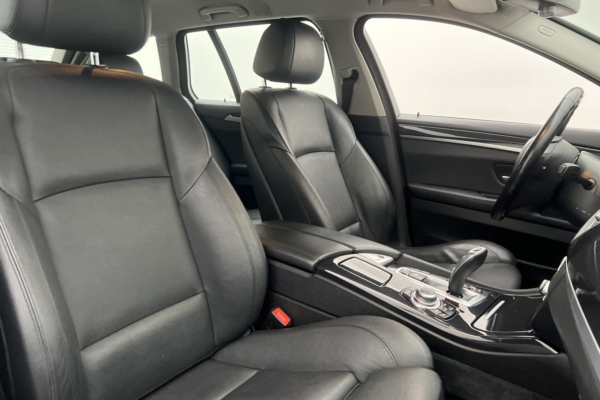 BMW 520 d 190hk xDrive M&K Värmare Dragkrok Skinn Sensorer 