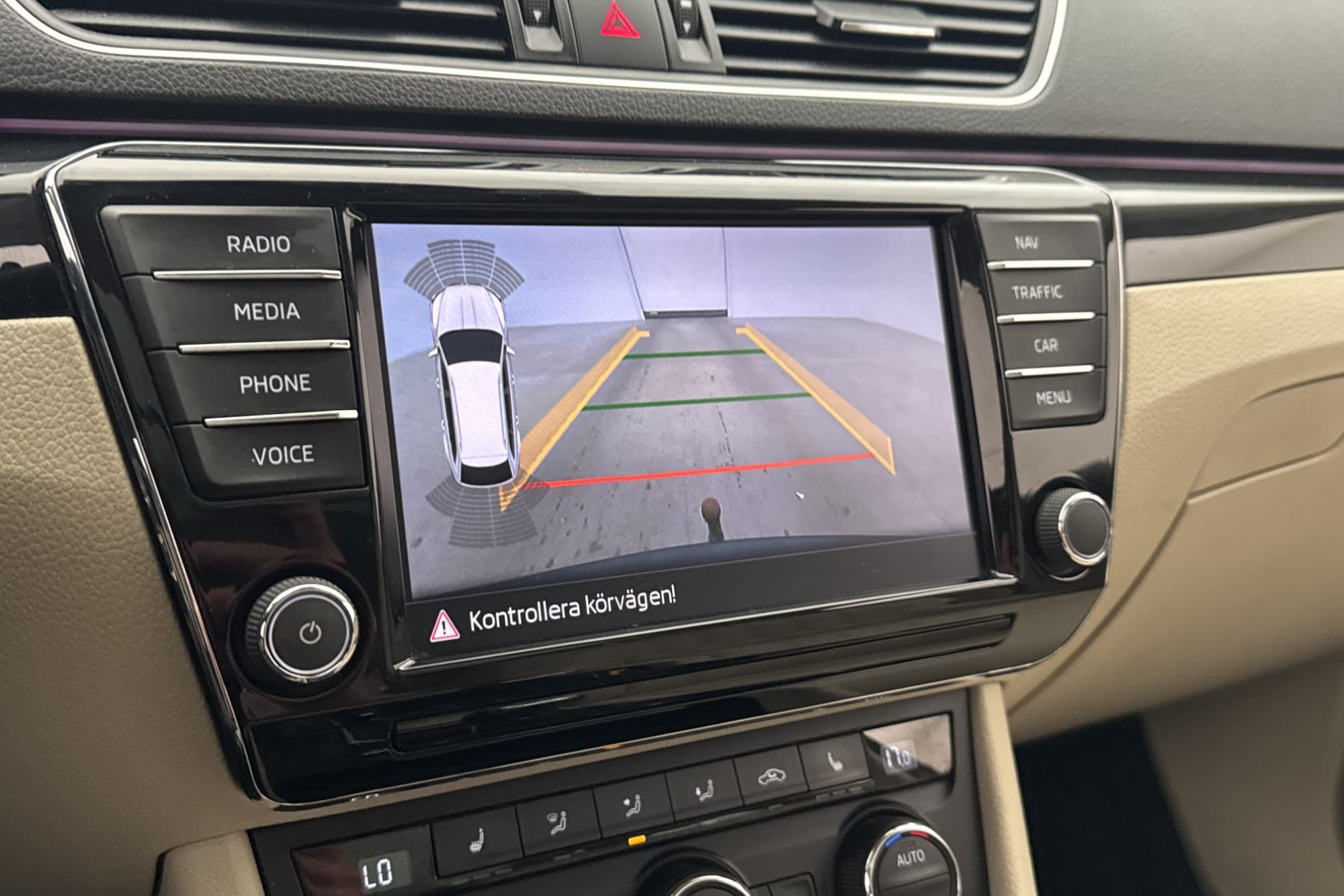 Skoda Superb Kombi 4x4 L&K Panorama Värm Skinn CarPlay Drag