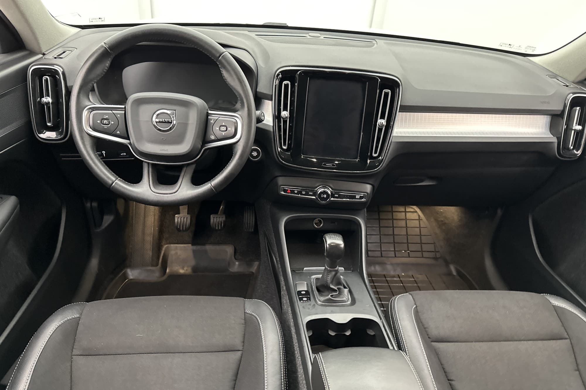 Volvo XC40 T3 156hk Momentum VOC Drag CarPlay Värm Sensorer