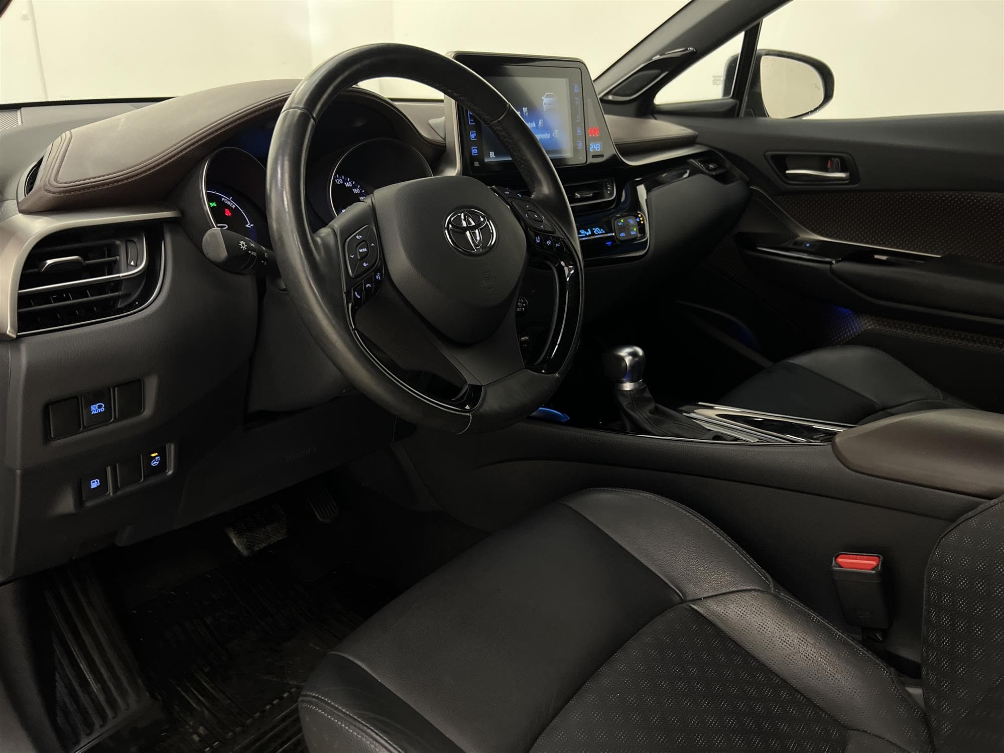 Toyota C-HR Hybrid CVT 122hk Executive JBL Skinn B-Kamera
