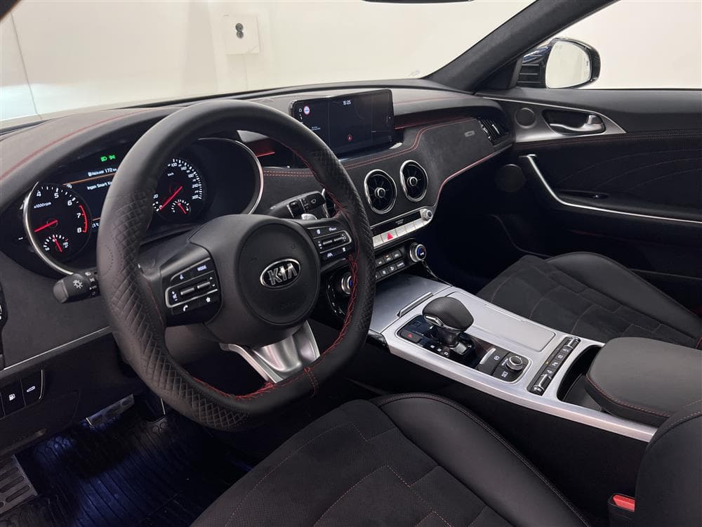 Kia Stinger GT 3.3 T-GDi AWD 370hk Pano H/K HUD 360° Naviinteriör