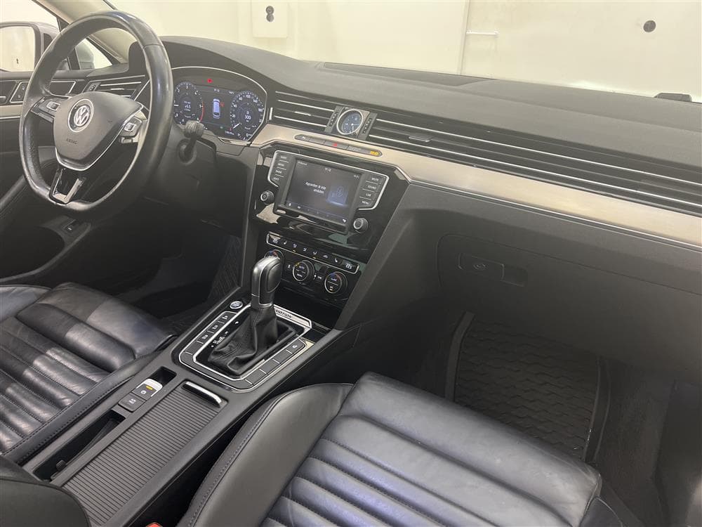 Volkswagen Passat 2.0 TDI 4M R-line Cockpit D-värm B-kamerainteriör