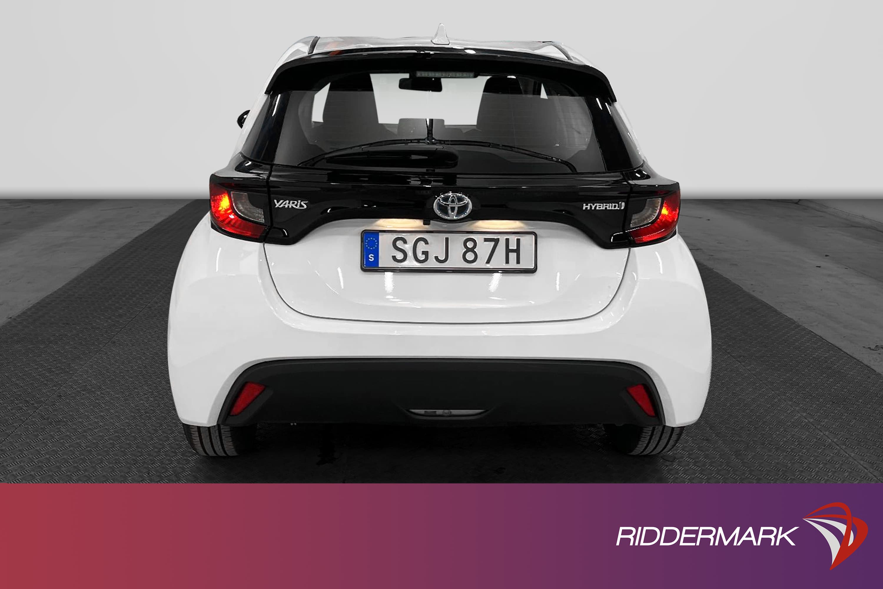 Toyota Yaris Hybrid CVT 116hk Backkamera Lane Assist Adaptiv