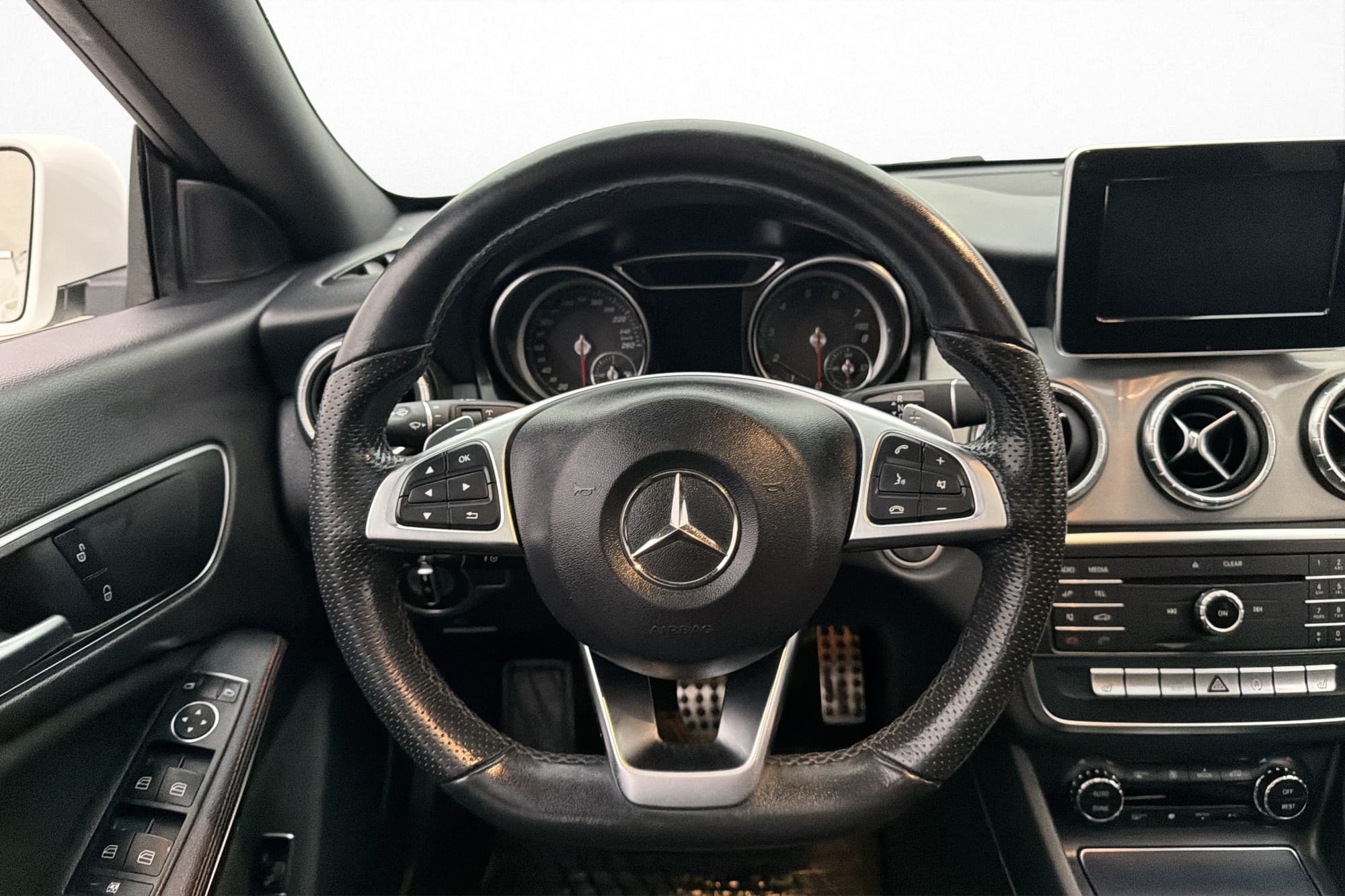 Mercedes-Benz CLA 180 SB 122hk AMG Panorama Kamera Dragkrok