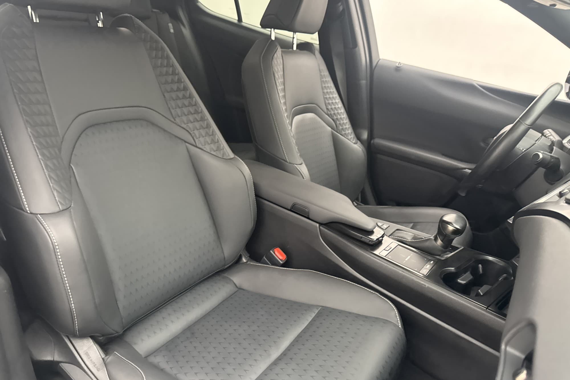 Lexus UX 250h 184hk Comfort Sport Edition Kamera Navi Skinn