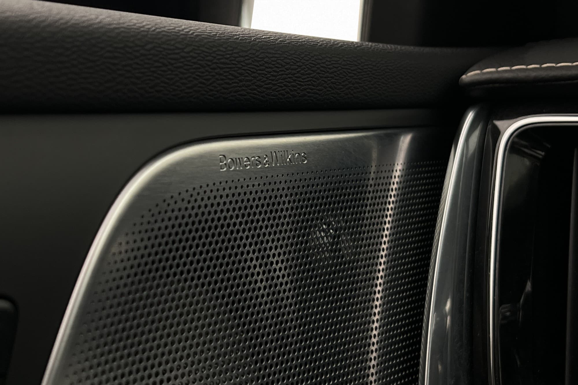 Volvo V60 Recharge T8 AWD 456hk R-Design Pano B&W Drag Värm