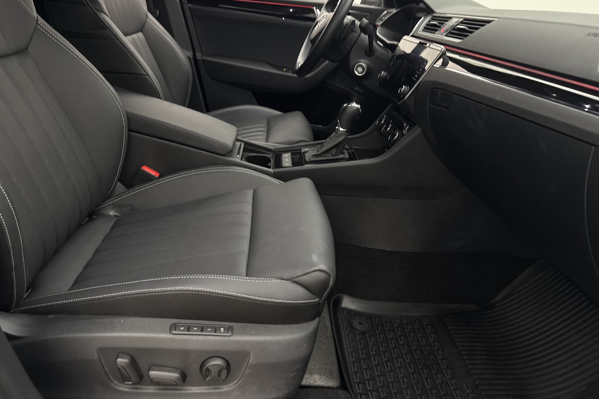 Skoda Superb Kombi iV L&K Cockpit Värmare 360° Canton Drag