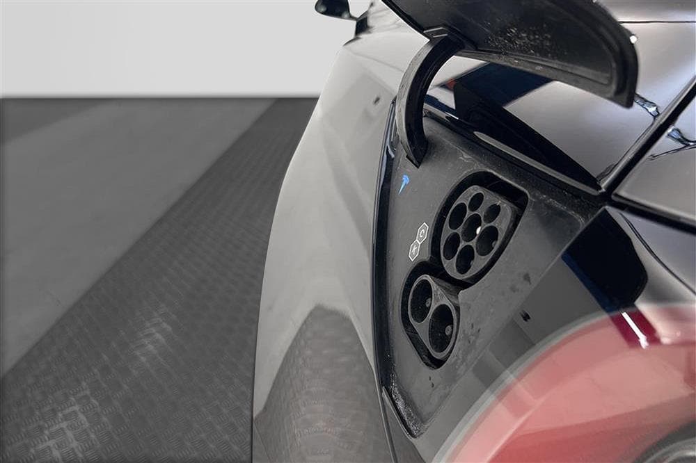Tesla Model 3 Long Range AWD 440hk Svensksåld Premiuminteriör