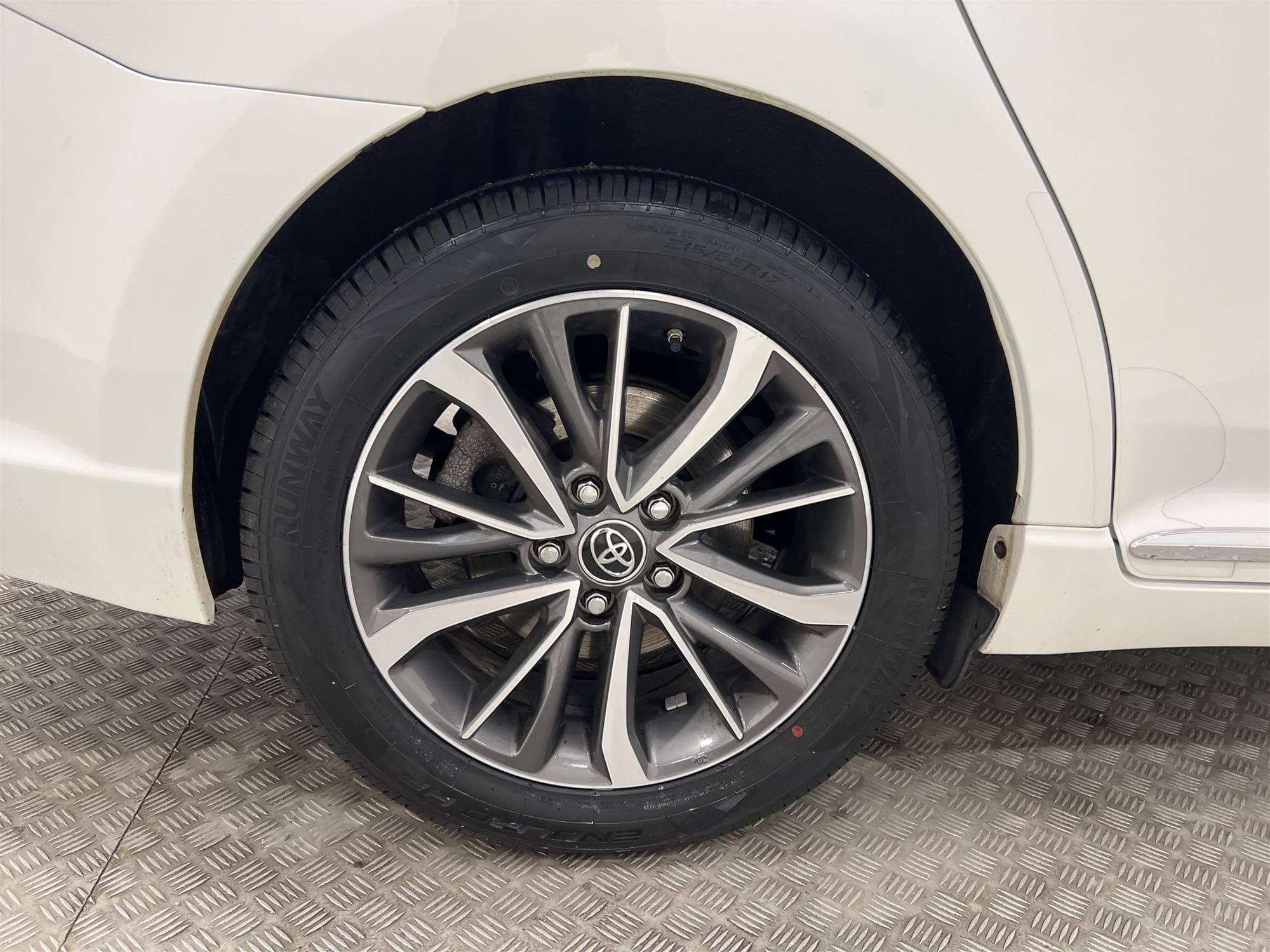 Toyota Avensis Kombi  2.0 152hk Navi B-Kamera Låg Skatt 