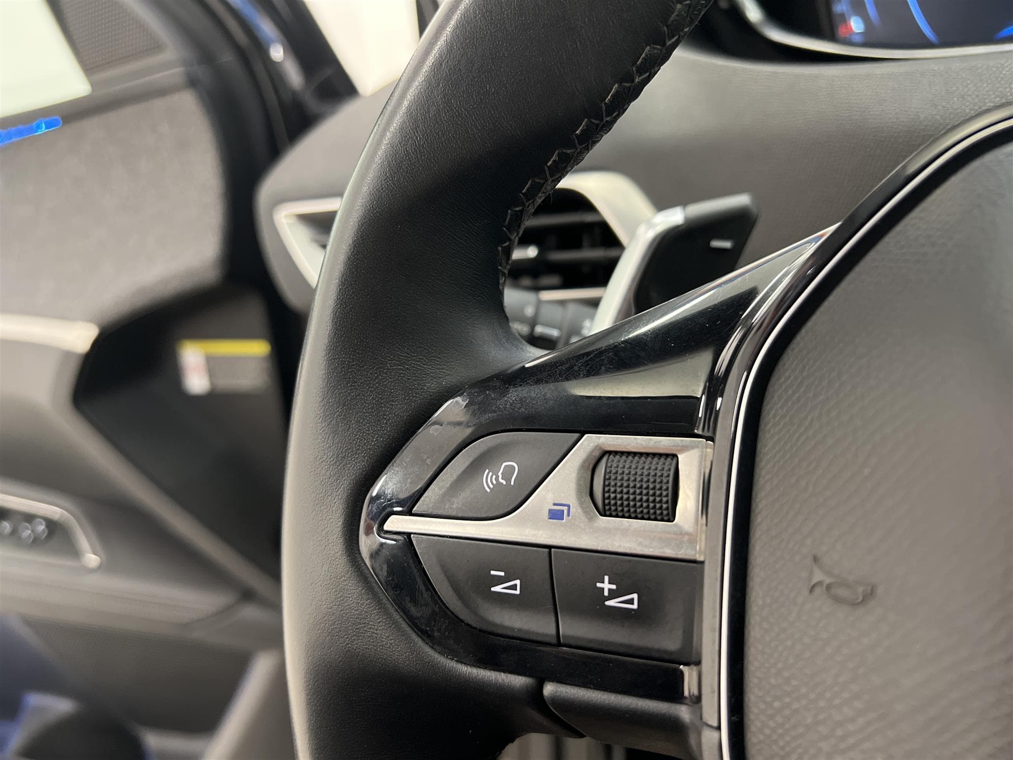 Peugeot 3008 SUV 1.2 PureTech 130hk Allure BKam Cockpit Drag