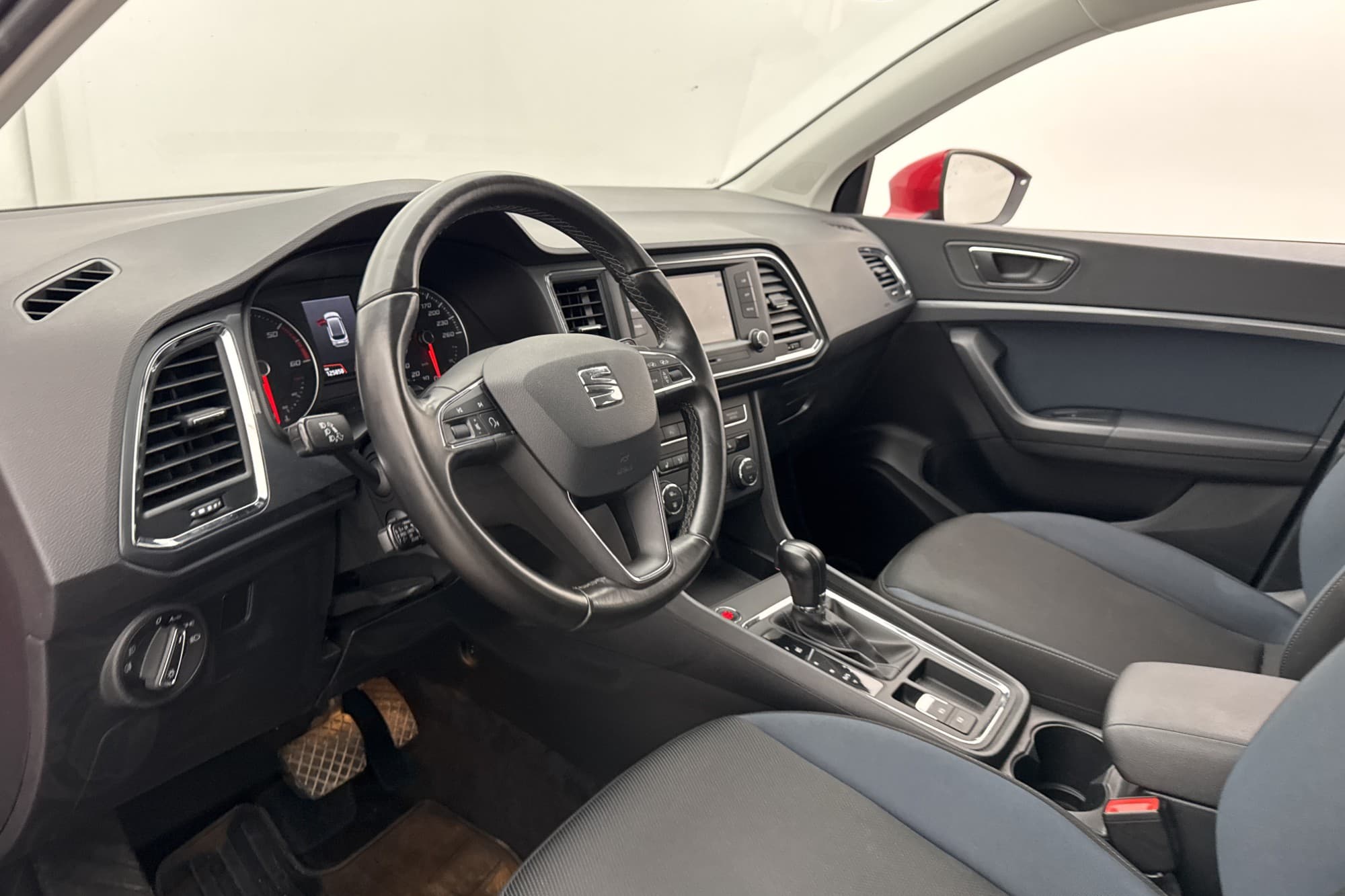 SEAT Ateca 1.6 TDI 115hk Style Dragkrok P-Sensorer CarPlay