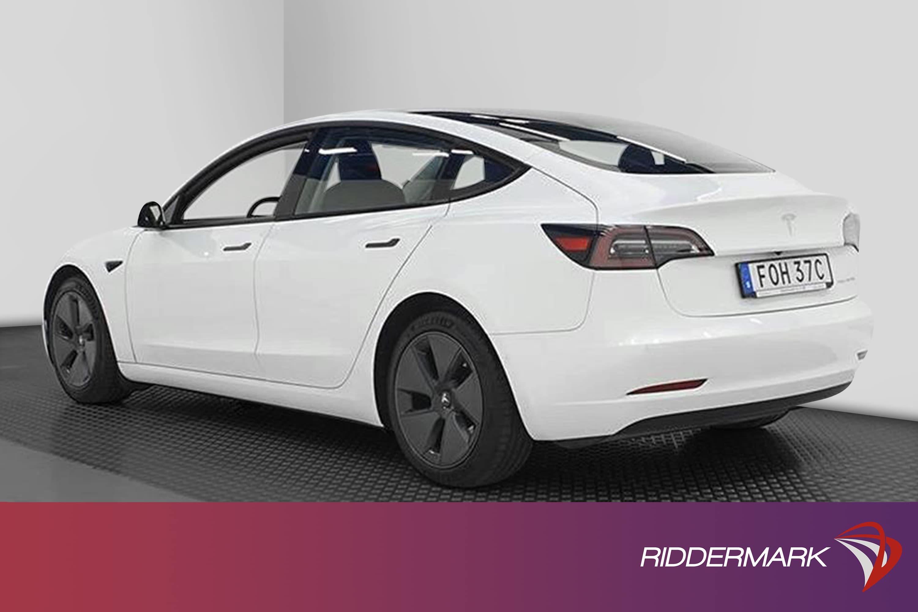 Tesla Model 3 Long Range AWD 440hk Svensksåld Premiumexteriör