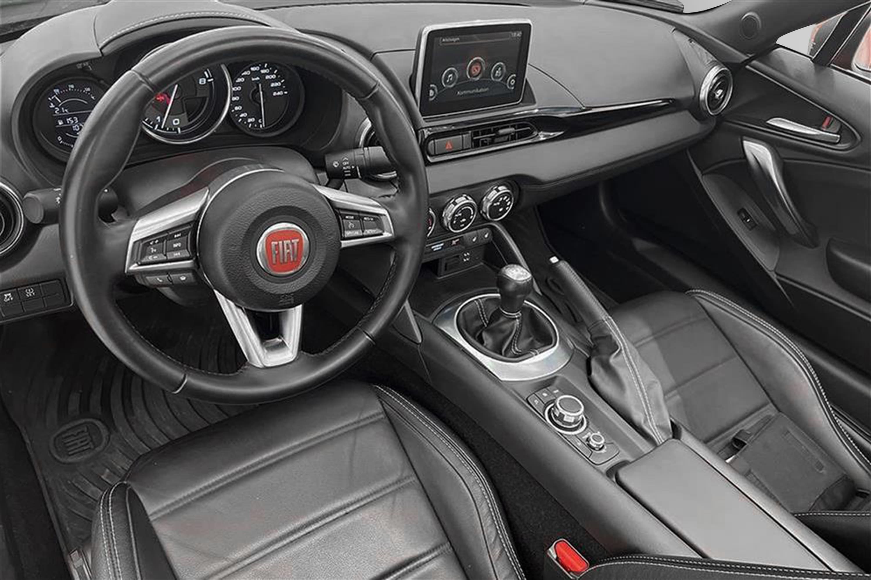 Fiat 124 Spider 1.4 Lounge 140hk GPS BOSE Kamera SV-såldinteriör