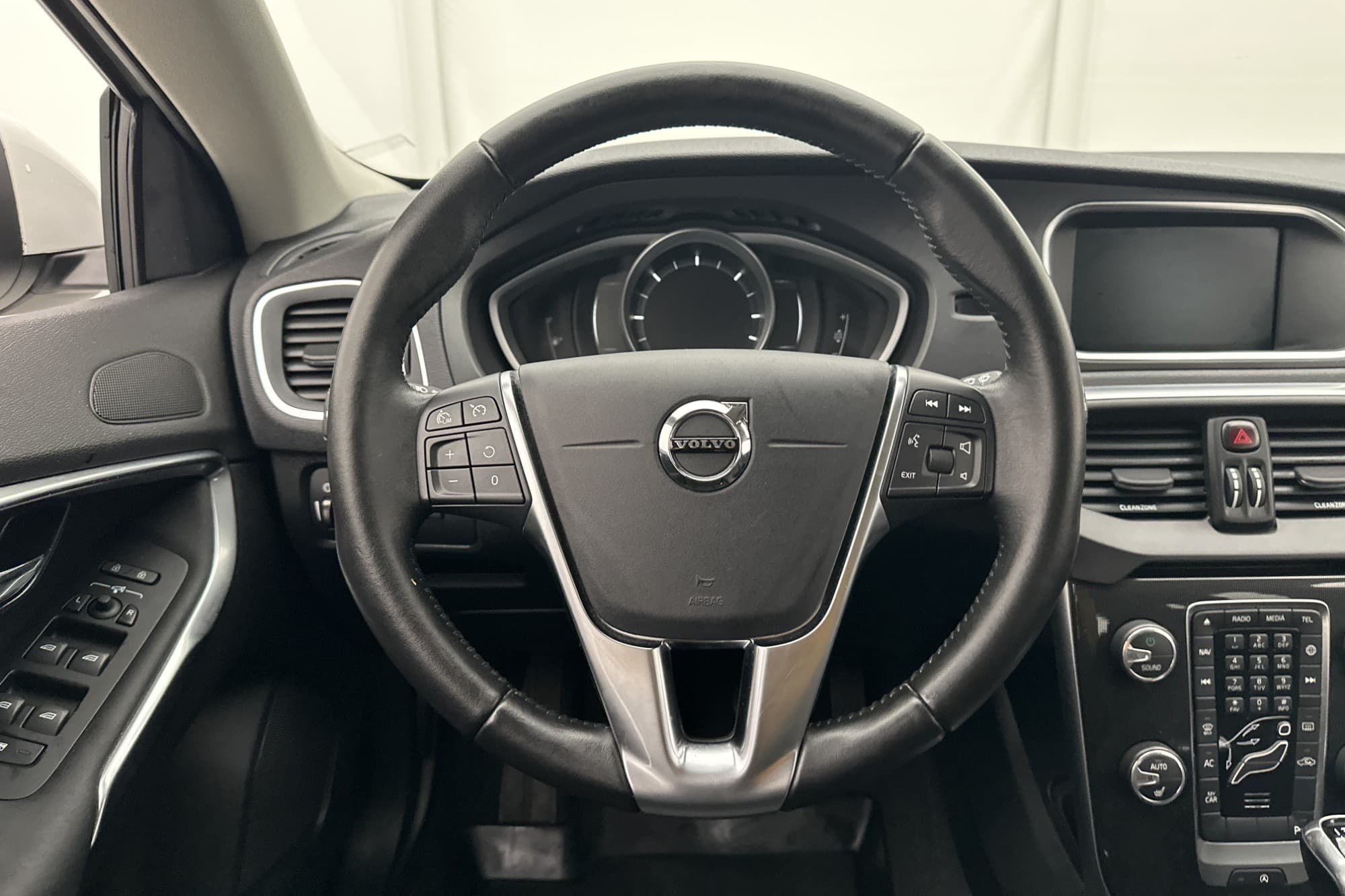 Volvo V40 D2 120hk Momentum VOC Värm Navi Sensorer Drag
