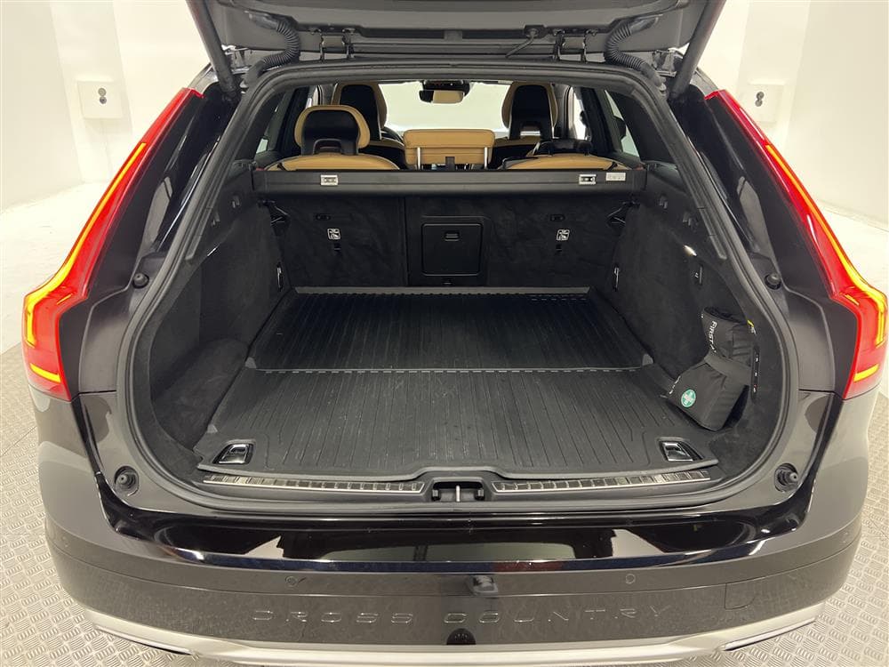 Volvo V90 D4 Cross Country AWD Pro VOC Värmare Navi HUD Drag