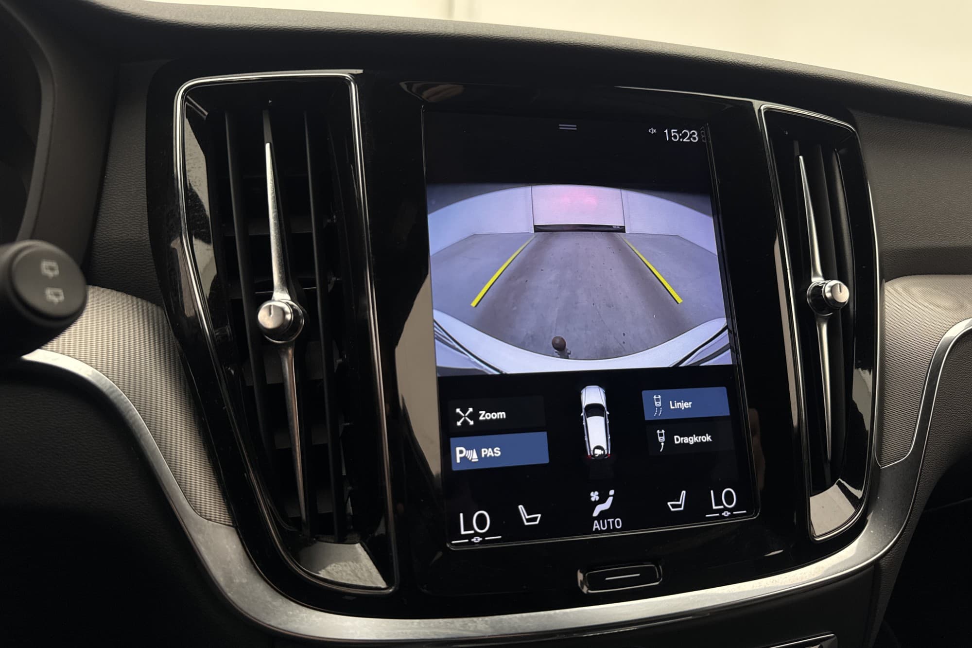 Volvo V60 T6 AWD 350hk R Design Värmare Kamera Drag CarPlay