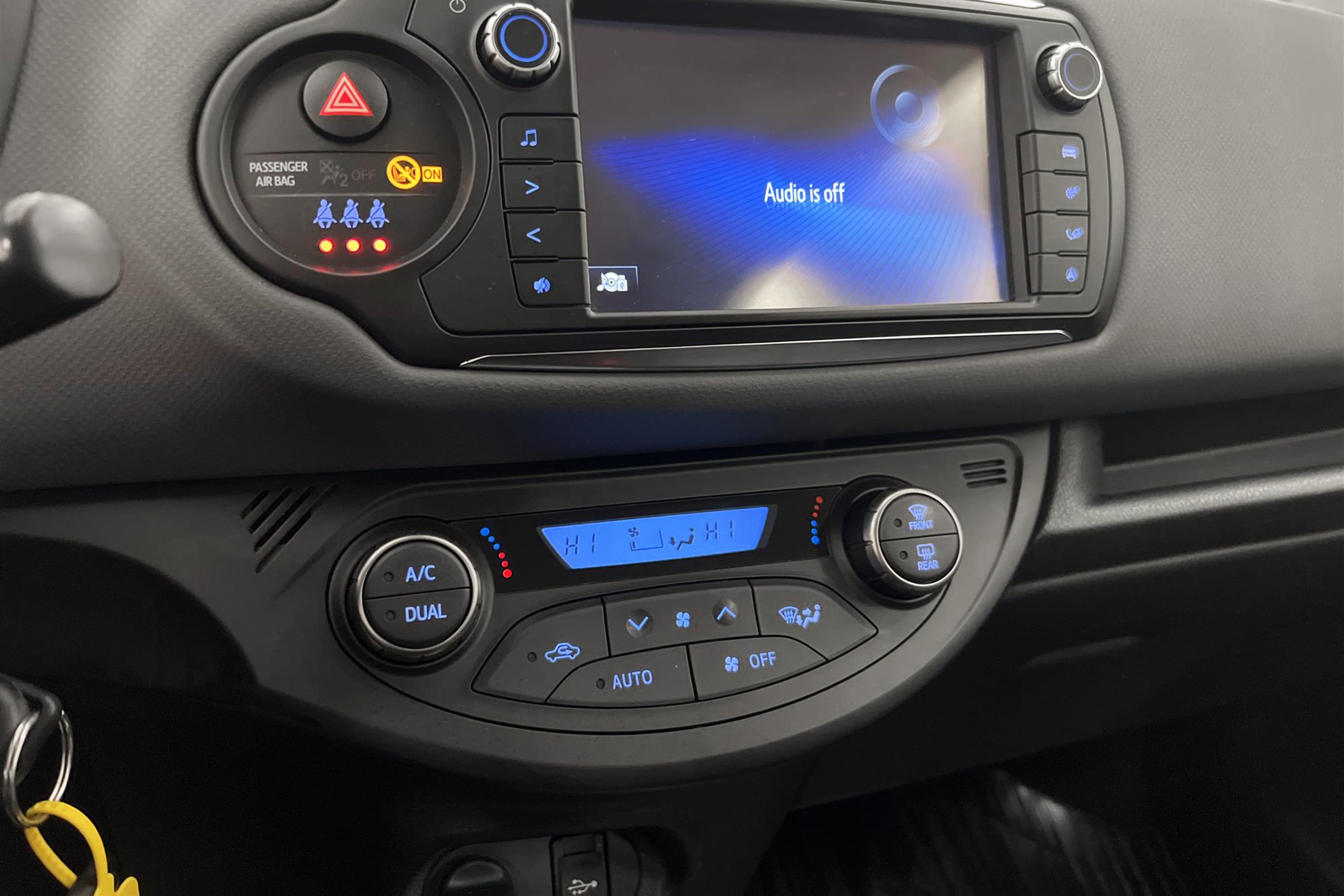 Toyota Yaris Hybrid e-CVT 101hk 2 Brukare B-Kam 360kr Skatt