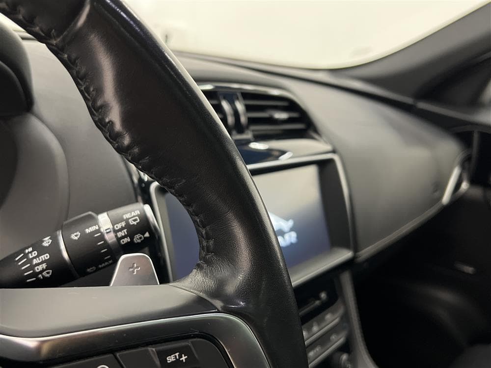 Jaguar F-Pace 2.0D AWD 180hk R-Sport Pano Cockpit Navi Skinn