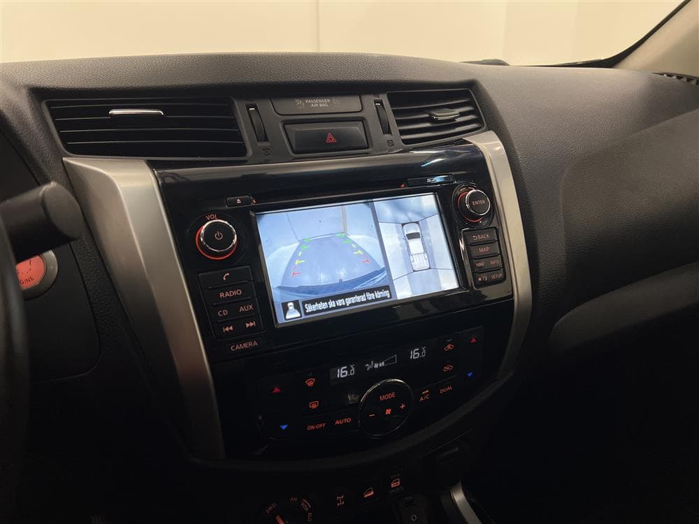 Nissan Navara 2.3 dCi Tekna 4x4 Eu6 190hk Diff Moms interiör