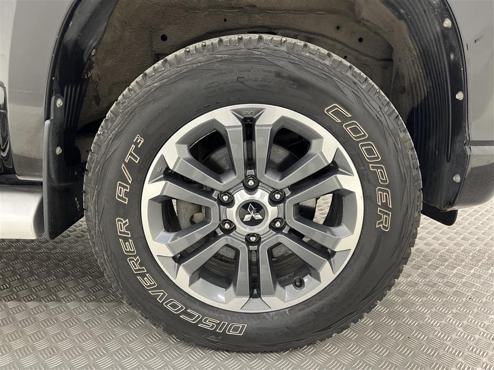 Mitsubishi L200 2.2 DI-D Aut 150hk 4x4 Premium Drag Moms interiör