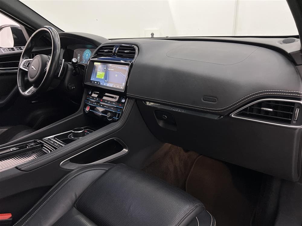 Jaguar F-Pace 2.0D AWD 180hk R-Sport Pano Cockpit Navi Skinn
