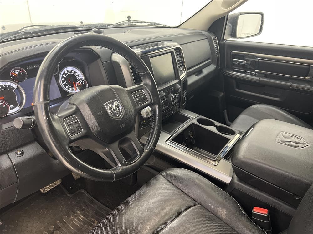 Dodge Ram Sport 5.7 Hemi 4WD 401hk Breddare Taklucka Moms interiör