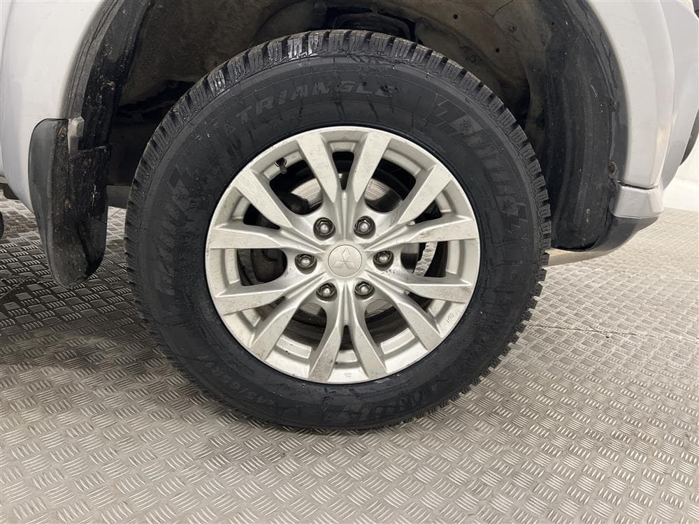 Mitsubishi L200 2.5 DI-D Aut 178hk Drag Kåpa interiör