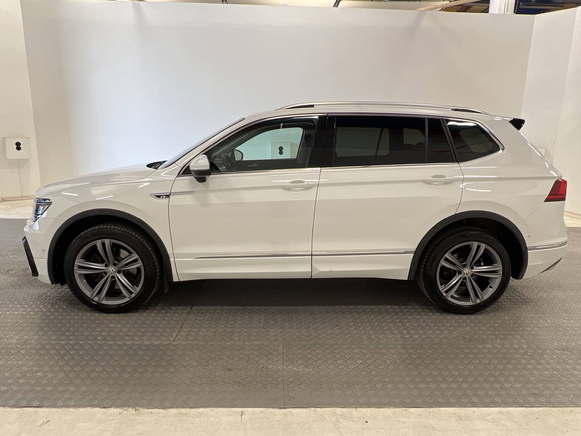 Volkswagen Tiguan Allspace 4M 200h 7sits R-Line Cockpit MOMS