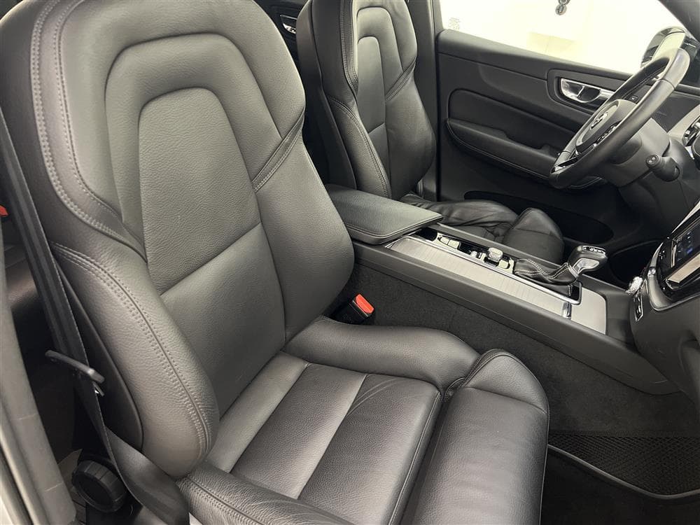 Volvo XC60 T5 250hk AWD R-Design P-Värm Navi B-Kam VoC H/Kinteriör