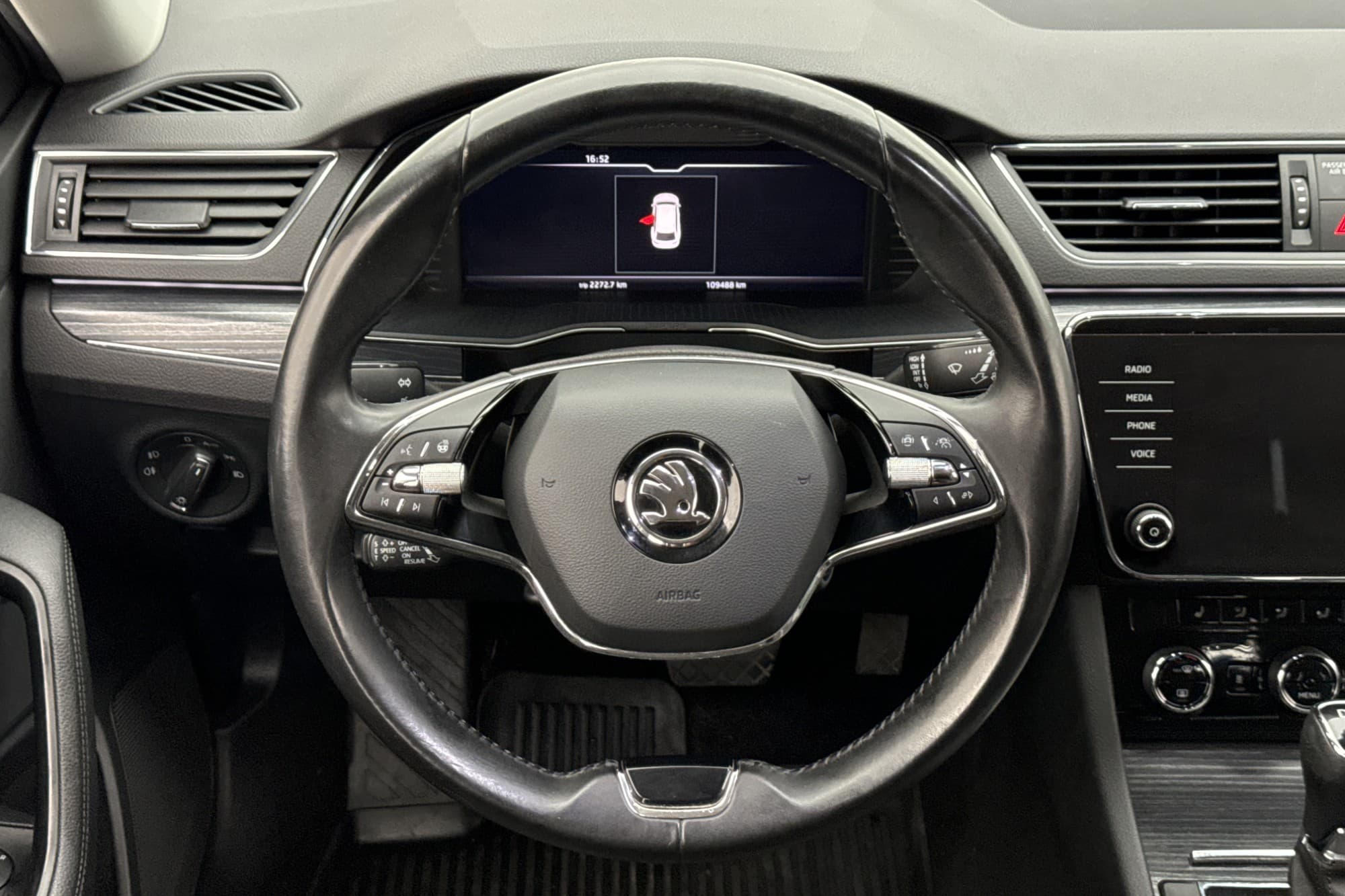 Skoda Superb iV Plug-in 218hk Style Cockpit Canton Värm Drag
