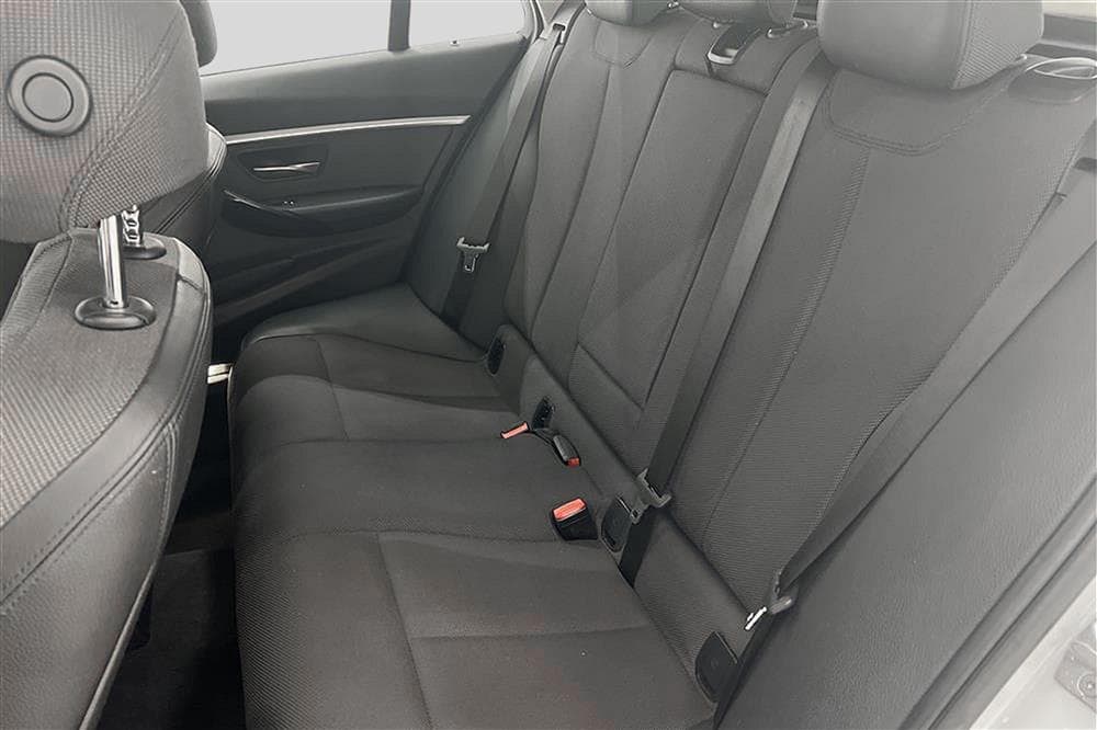 BMW 318d Touring 150hk PDC Hifi 0,39L/milinteriör