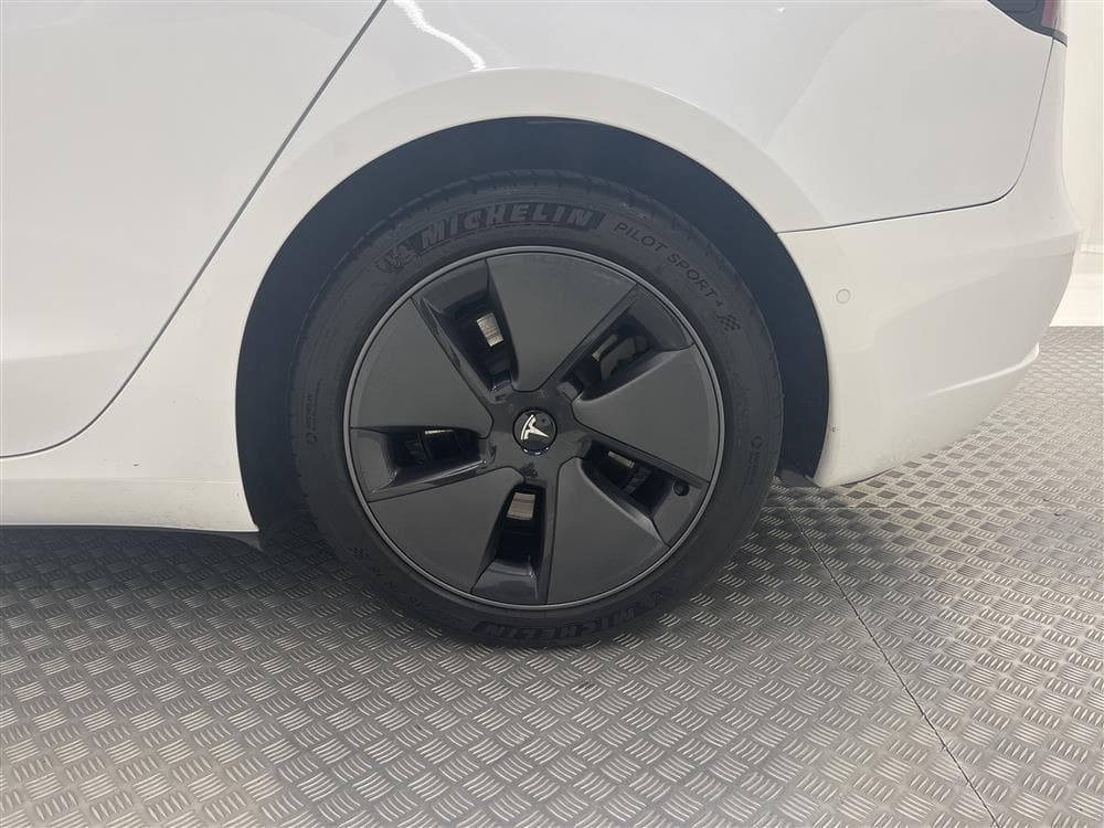Tesla Model 3 Long Range AWD 440hk Svensksåld Premiuminteriör