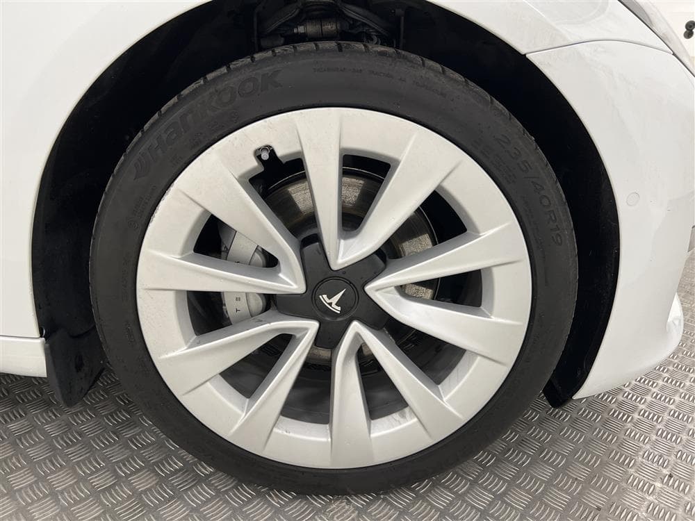 Tesla Model 3 Long Range AWD 440hk Svensksåld Premiuminteriör