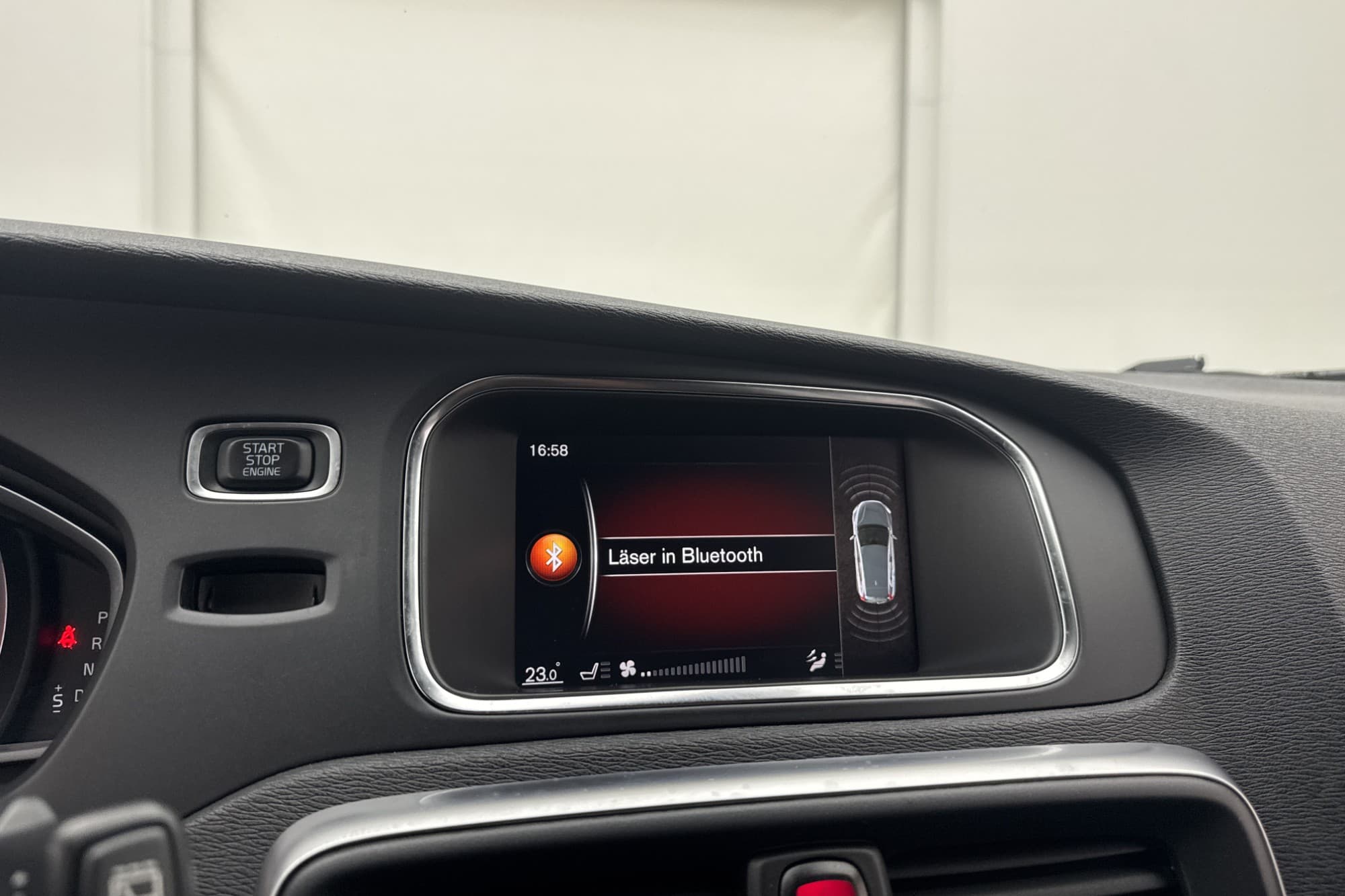 Volvo V40 D3 150hk R-Design VOC Värm Drag P-Sensorer Navi