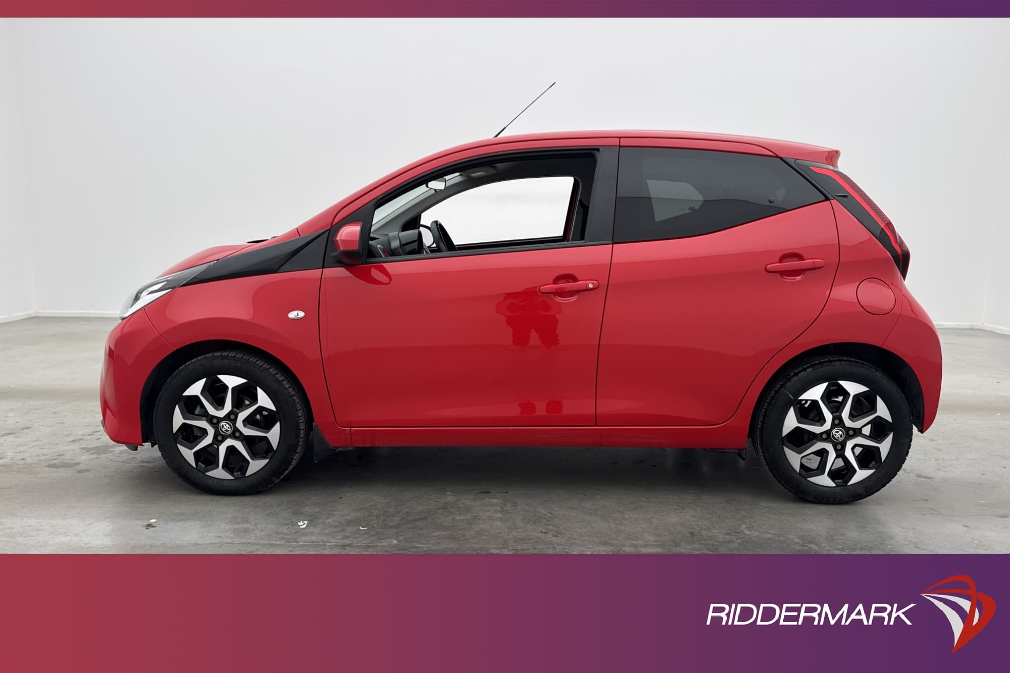 Toyota Aygo 1.0 72hk X-PLAY Backkamera Lane Assist Välservad