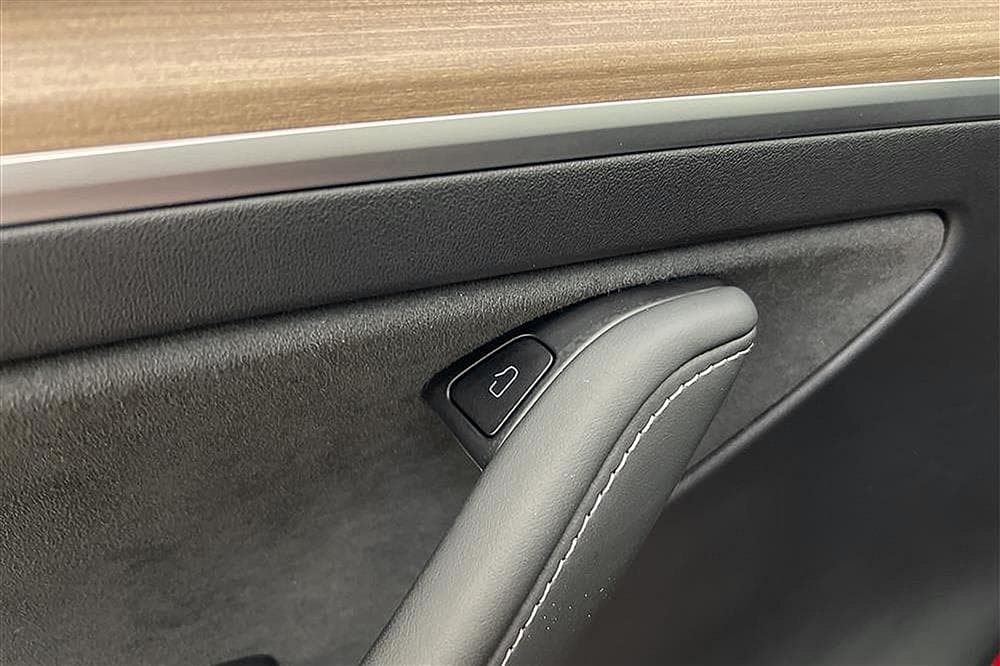 Tesla Model Y Long Range Dual AWD Pano Premium Svensksåld interiör