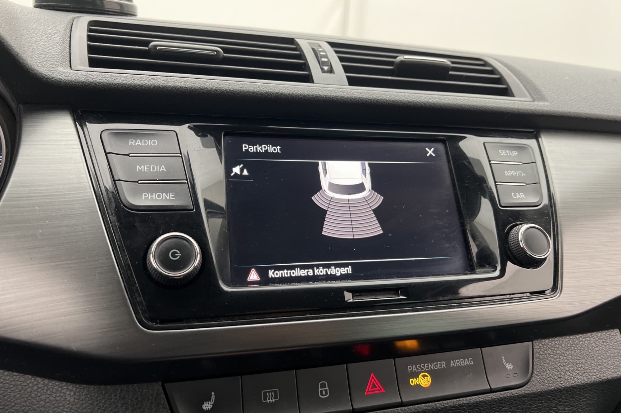 Skoda Fabia 1.0 TSI 110hk Style Sensorer CarPlay Farthållare