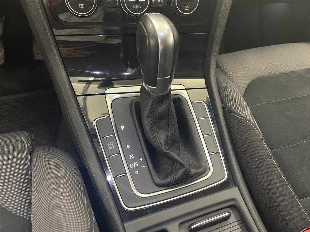 Volkswagen Golf 2.0 TDI 150hk Automat D-Värmare Faceliftinteriör