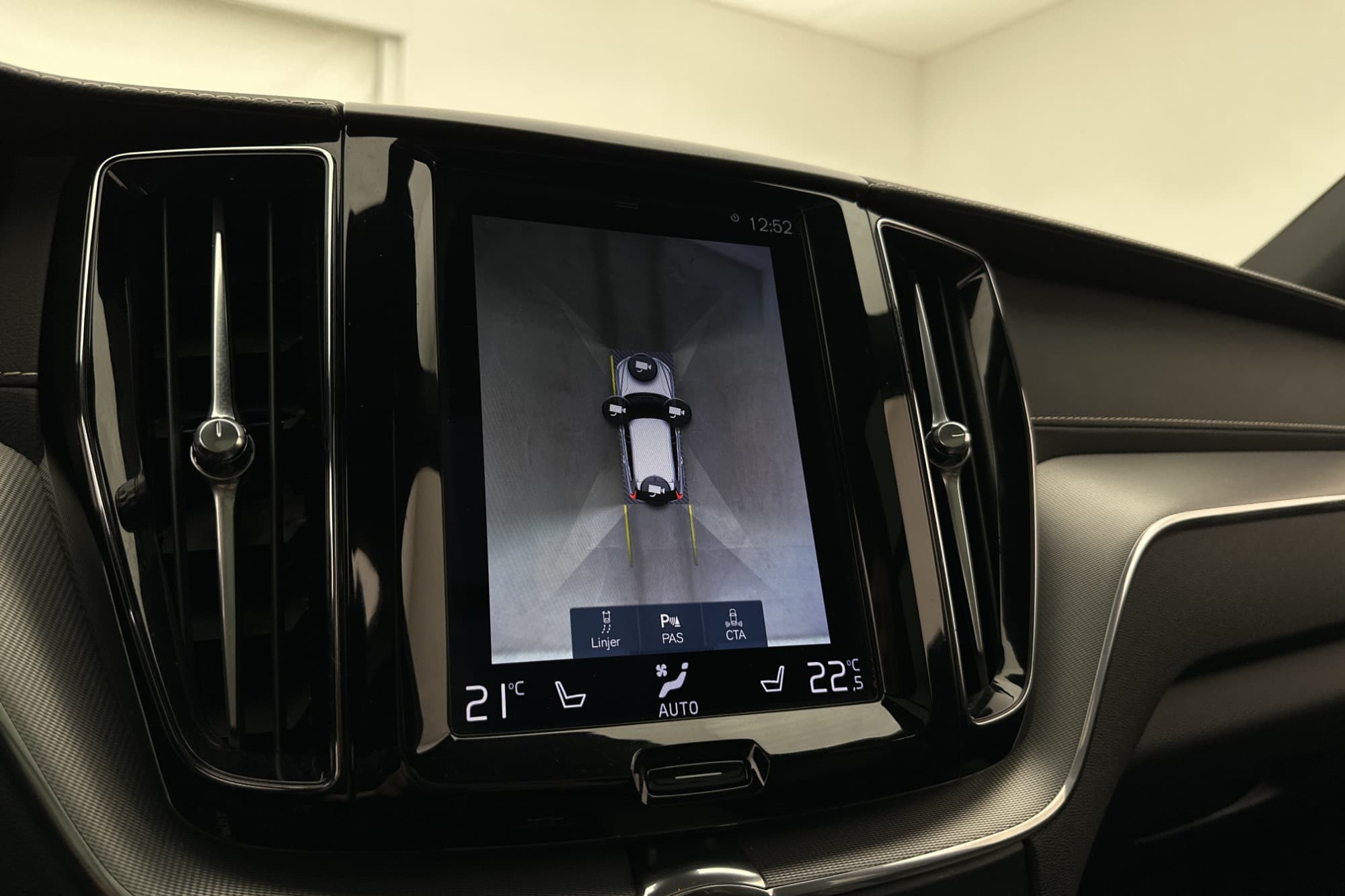 Volvo XC60 Recharge T6 AWD R-Design B&W Värmare HUD MOMS