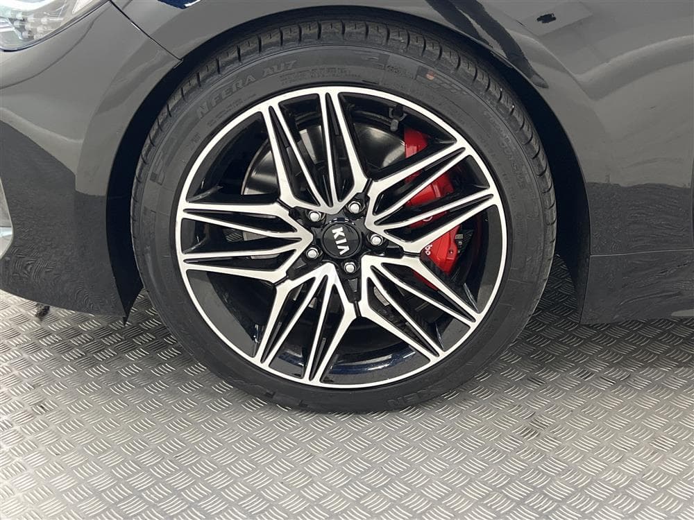 Kia Stinger GT 3.3 T-GDi AWD 370hk Pano H/K HUD 360° Naviinteriör
