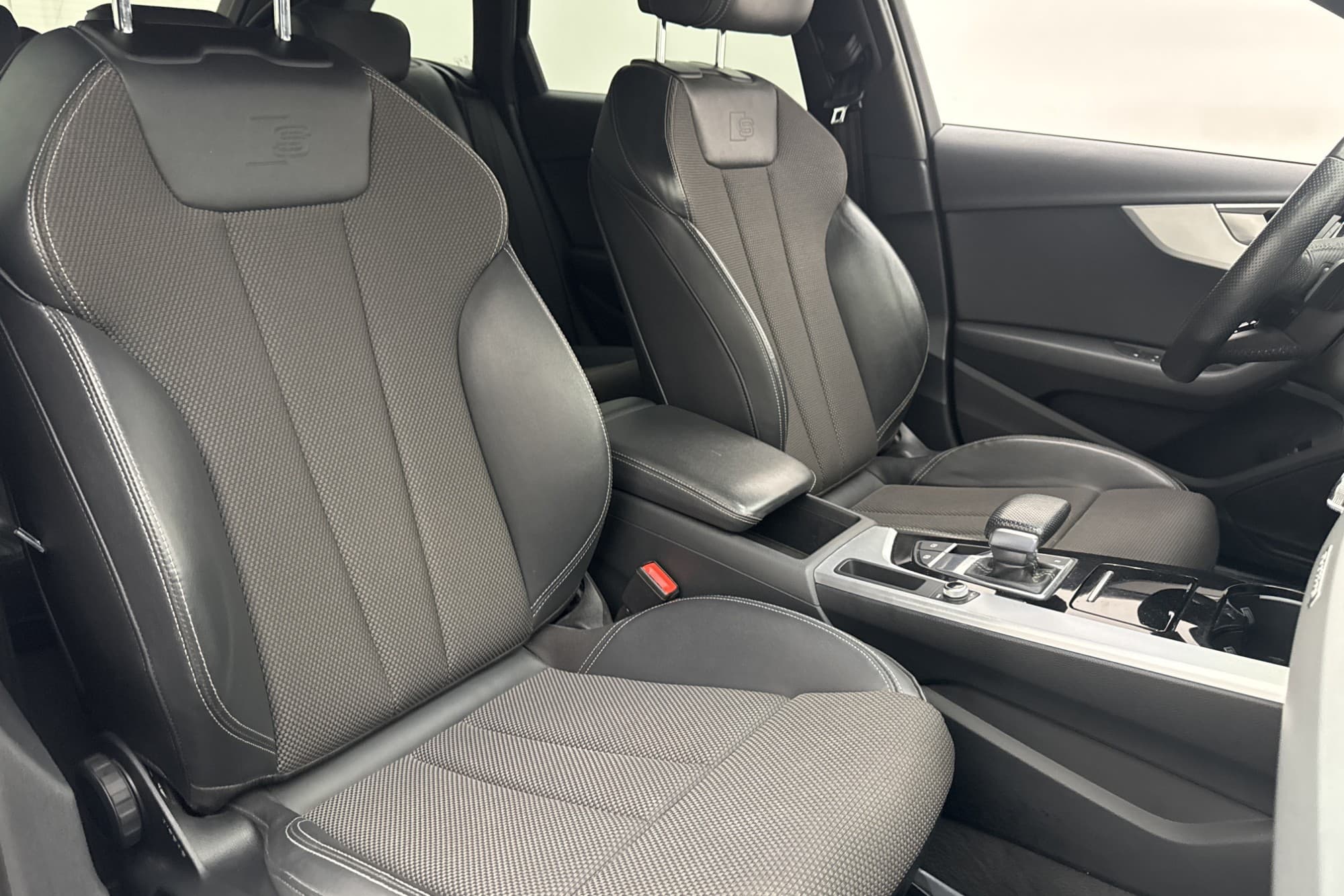 Audi A4 40 TDI Q S-Line D-Värmare Navi Halvskinn Drag MOMS