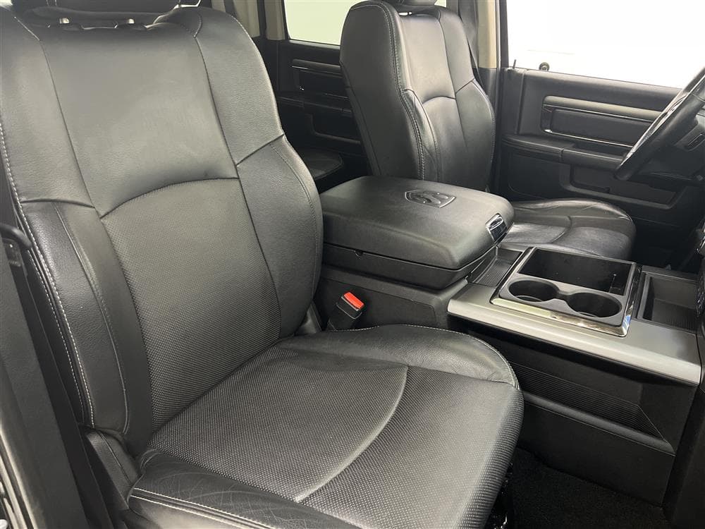 Dodge Ram Sport 5.7 Hemi 4WD 401hk Breddare Taklucka Moms interiör