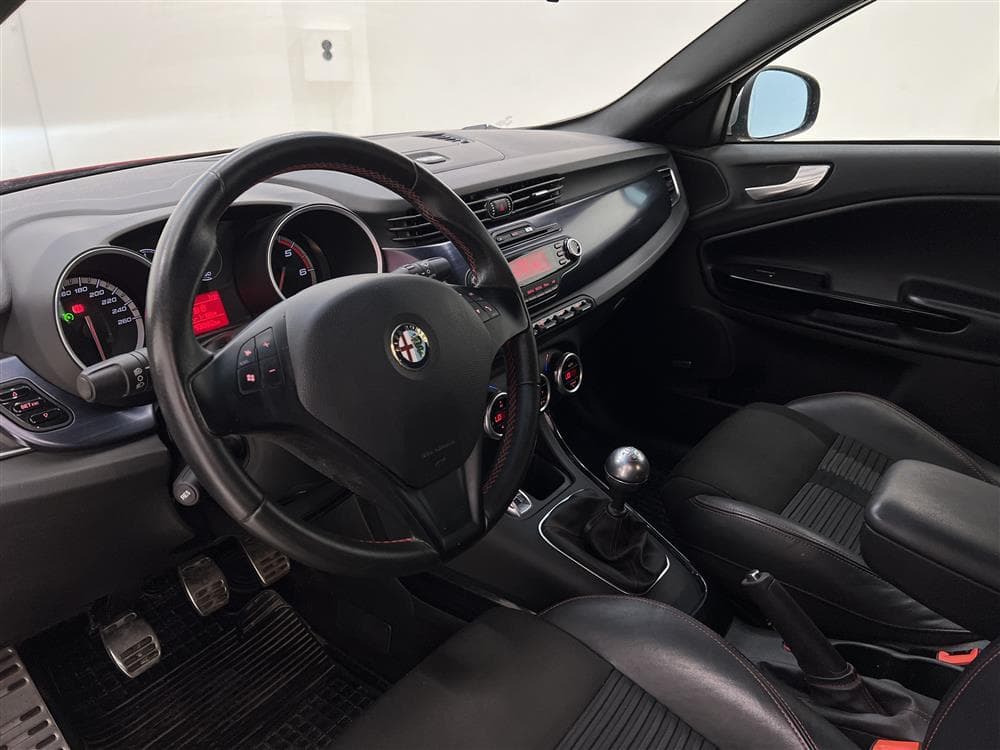 Alfa Romeo Giulietta 2.0 140hk Distinctive BOSE 0,45l/milinteriör