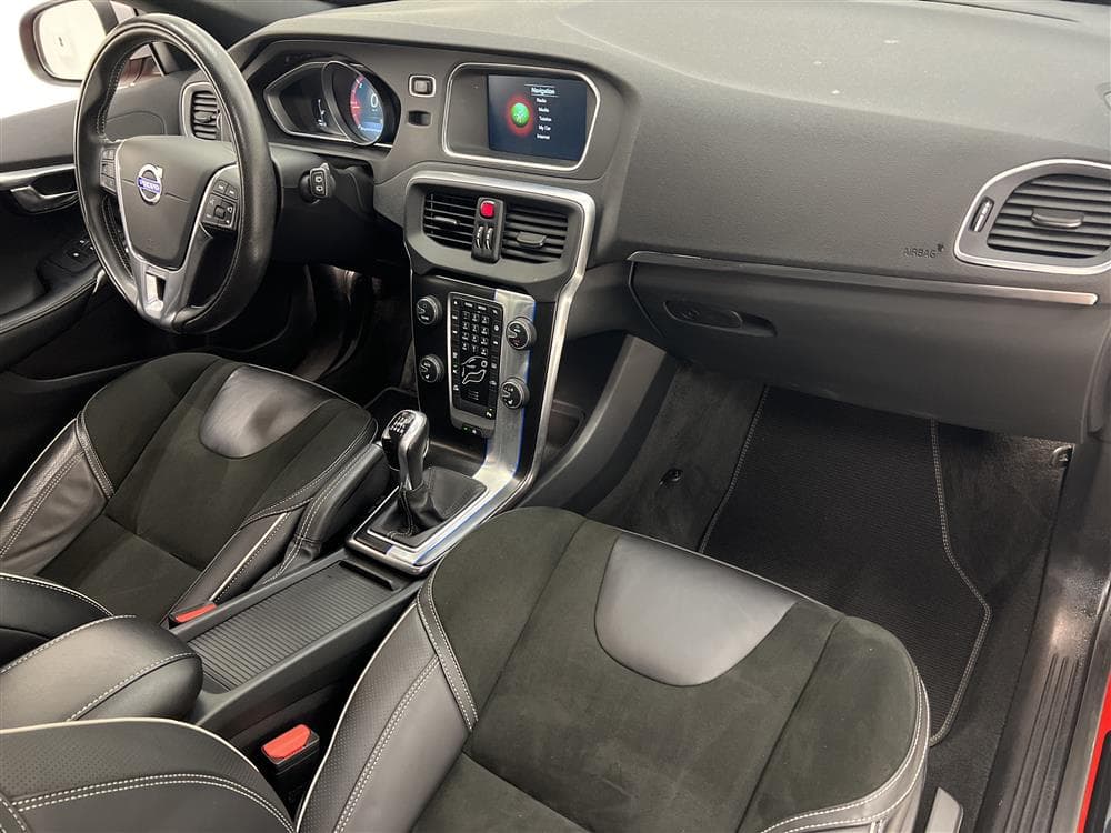 Volvo V40 D2 120hk R-Design D-Värm VOC 1 Brukare 0,36l/milinteriör