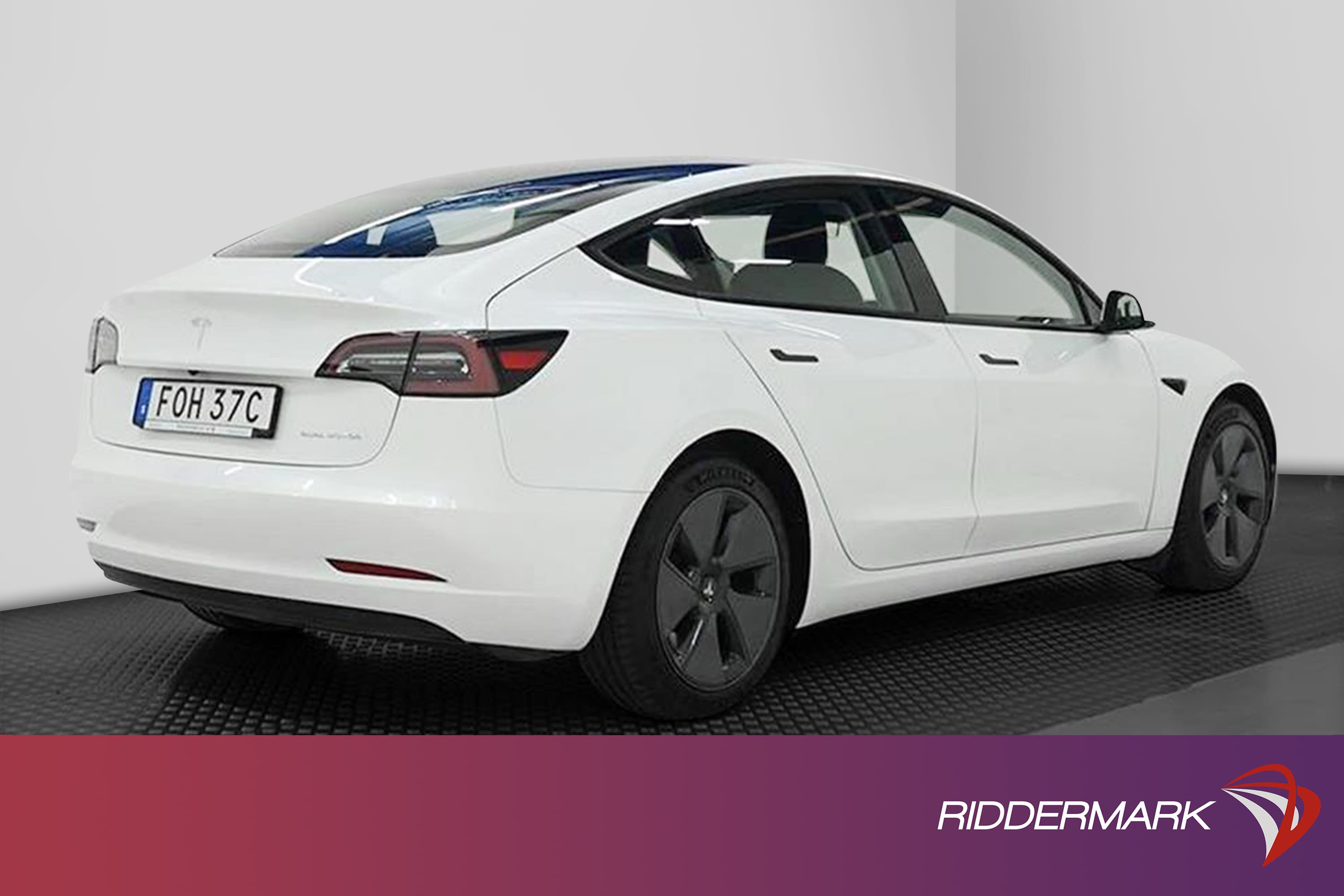 Tesla Model 3 Long Range AWD 440hk Svensksåld Premiumexteriör