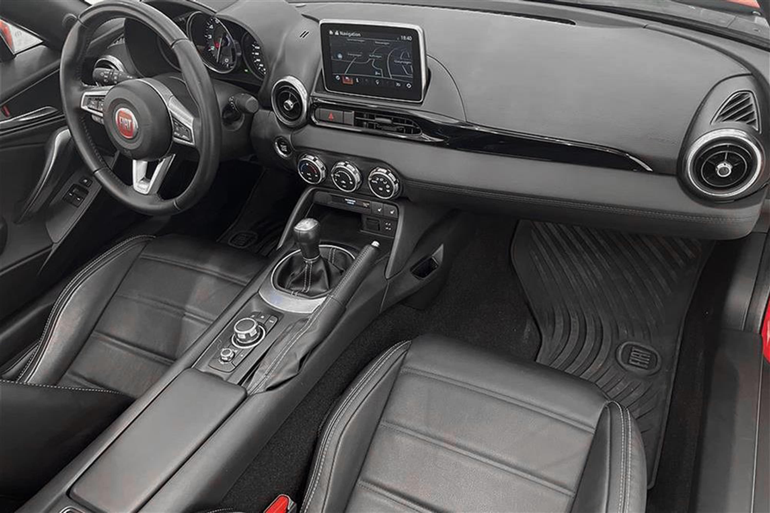 Fiat 124 Spider 1.4 Lounge 140hk GPS BOSE Kamera SV-såldinteriör