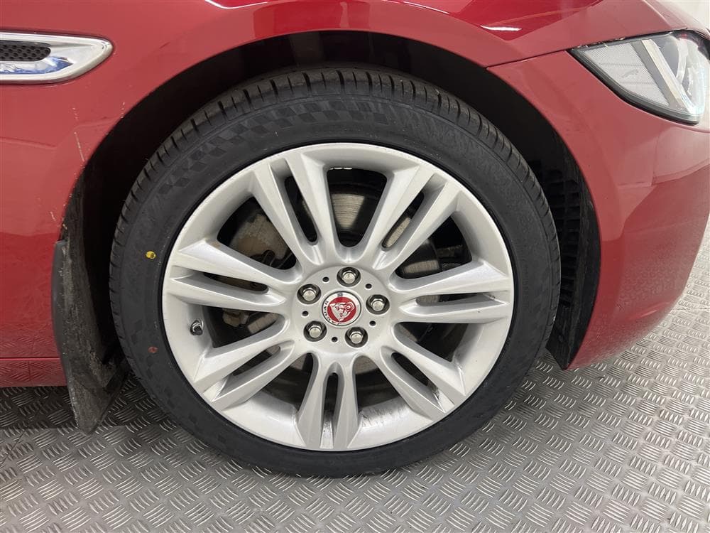 Jaguar XE 2.5T 240hk Navi B-kam Välservad Keyless 0,75l/milinteriör