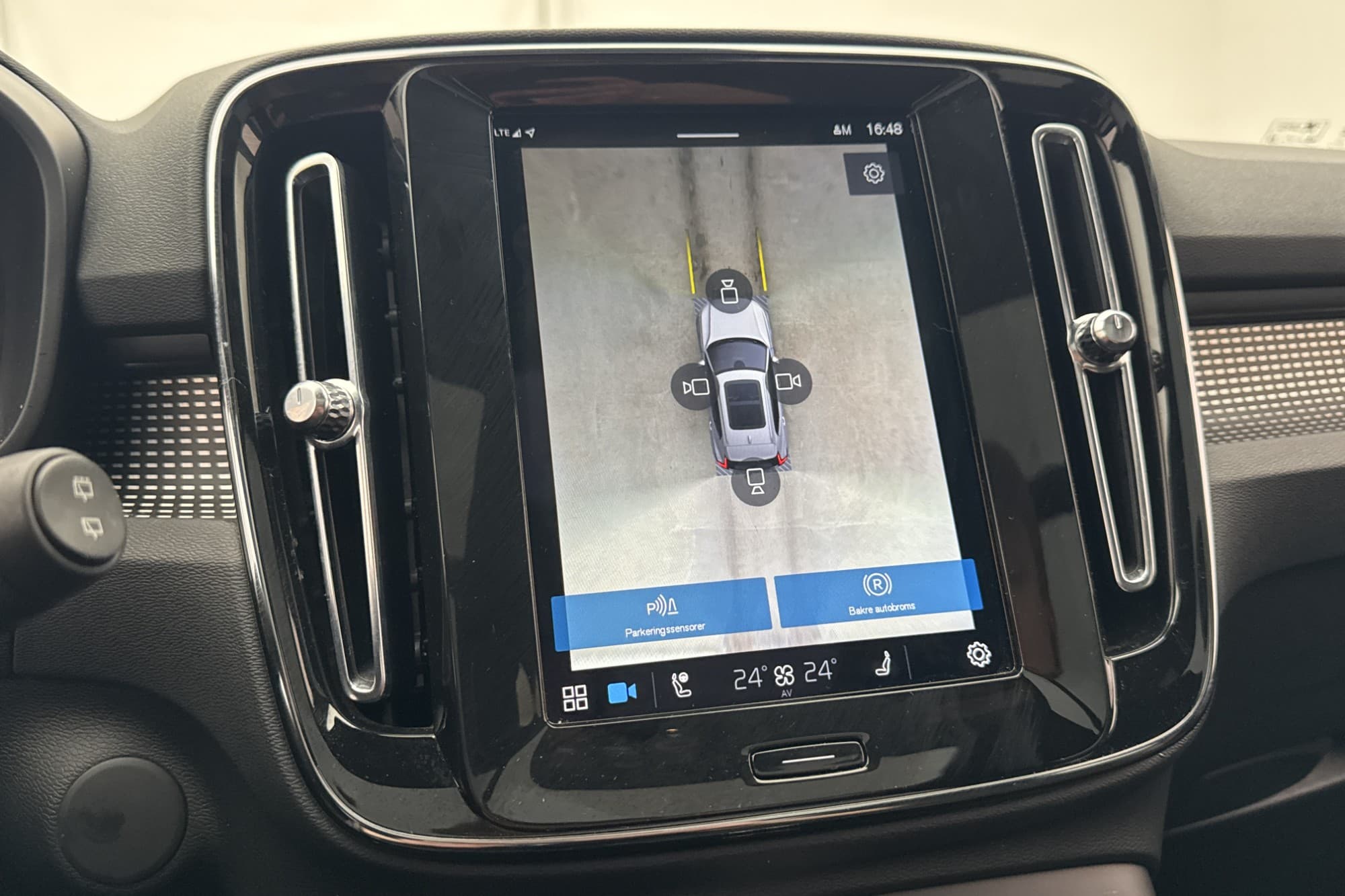 Volvo XC40 P8 AWD Recharge Pano H/K Värm CarPlay Drag 360°