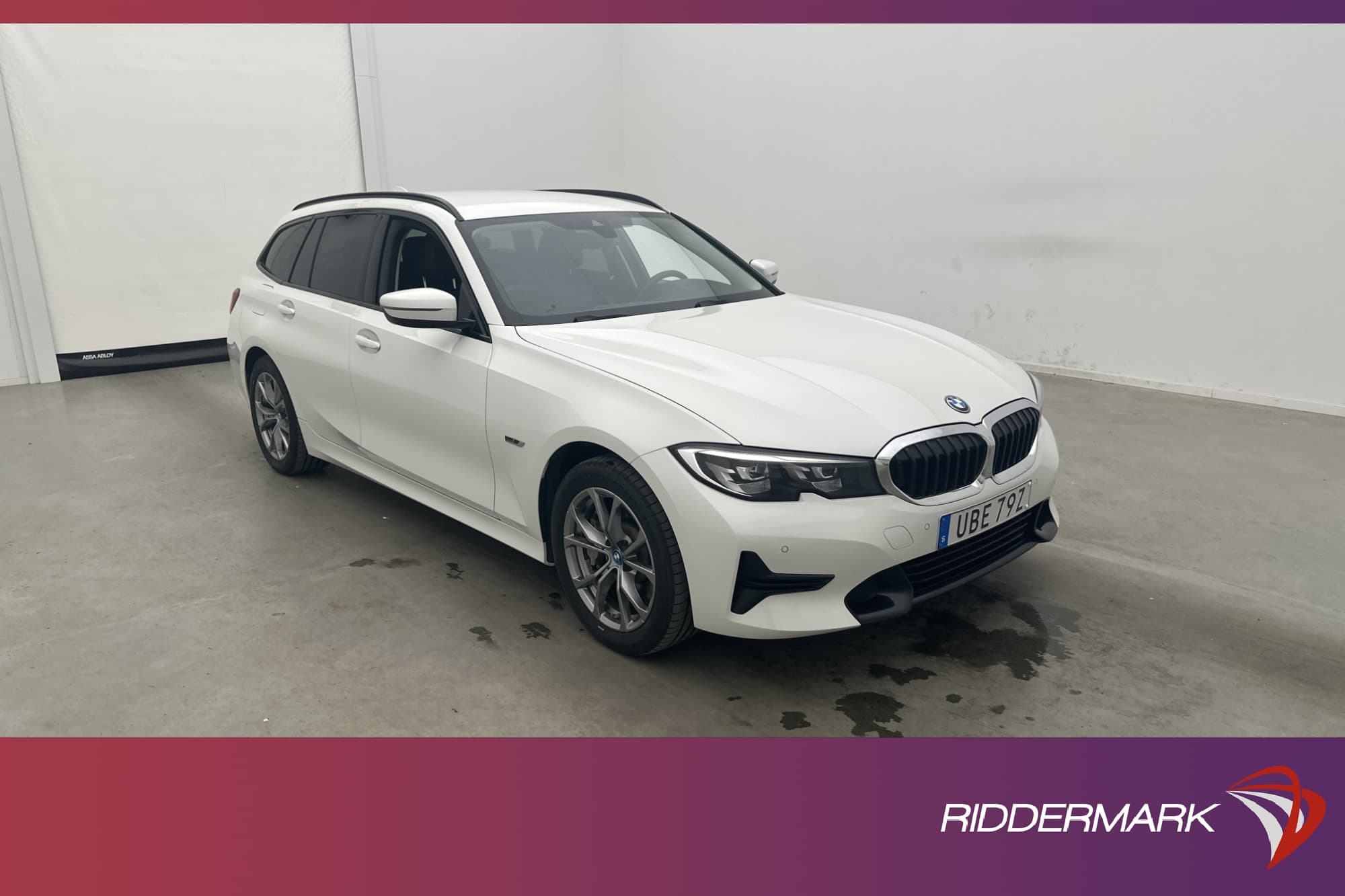 BMW 330e 292hk MOMS Sport Line Navi P-Sensorer Halvskinn