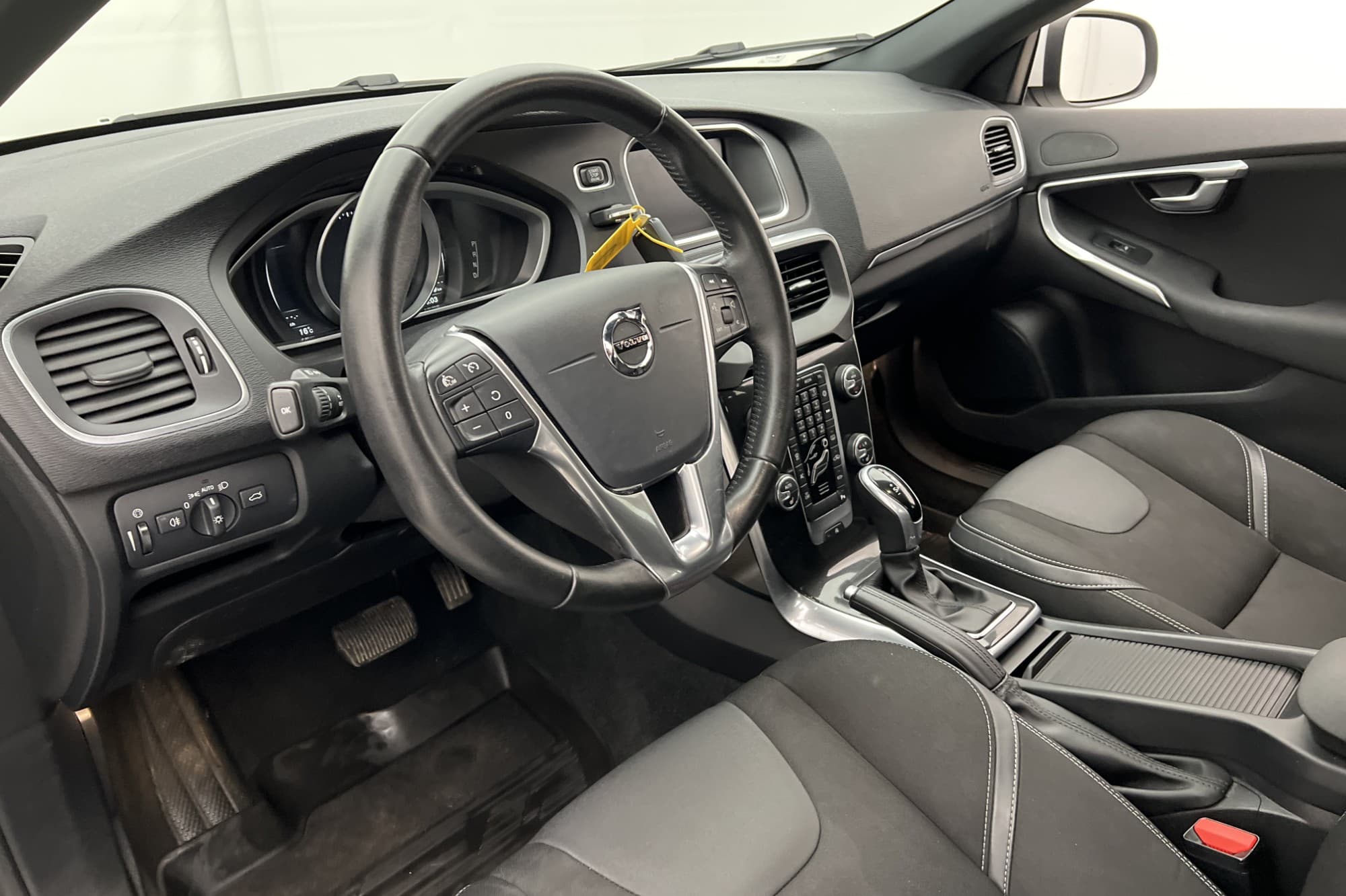 Volvo V40 D3 150hk Momentum VOC D-Värmare Sensorer Halvskinn